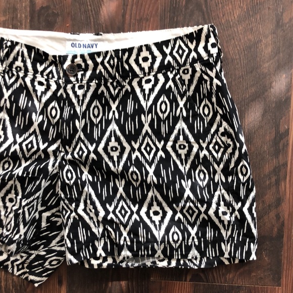 Old Navy Black and White Printed Chino Shorts - Picture 4 of 9